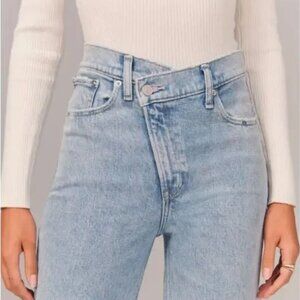 A&F Curve Love Ultra High Rise 90s Straight Jean with Criss-cross Waistband